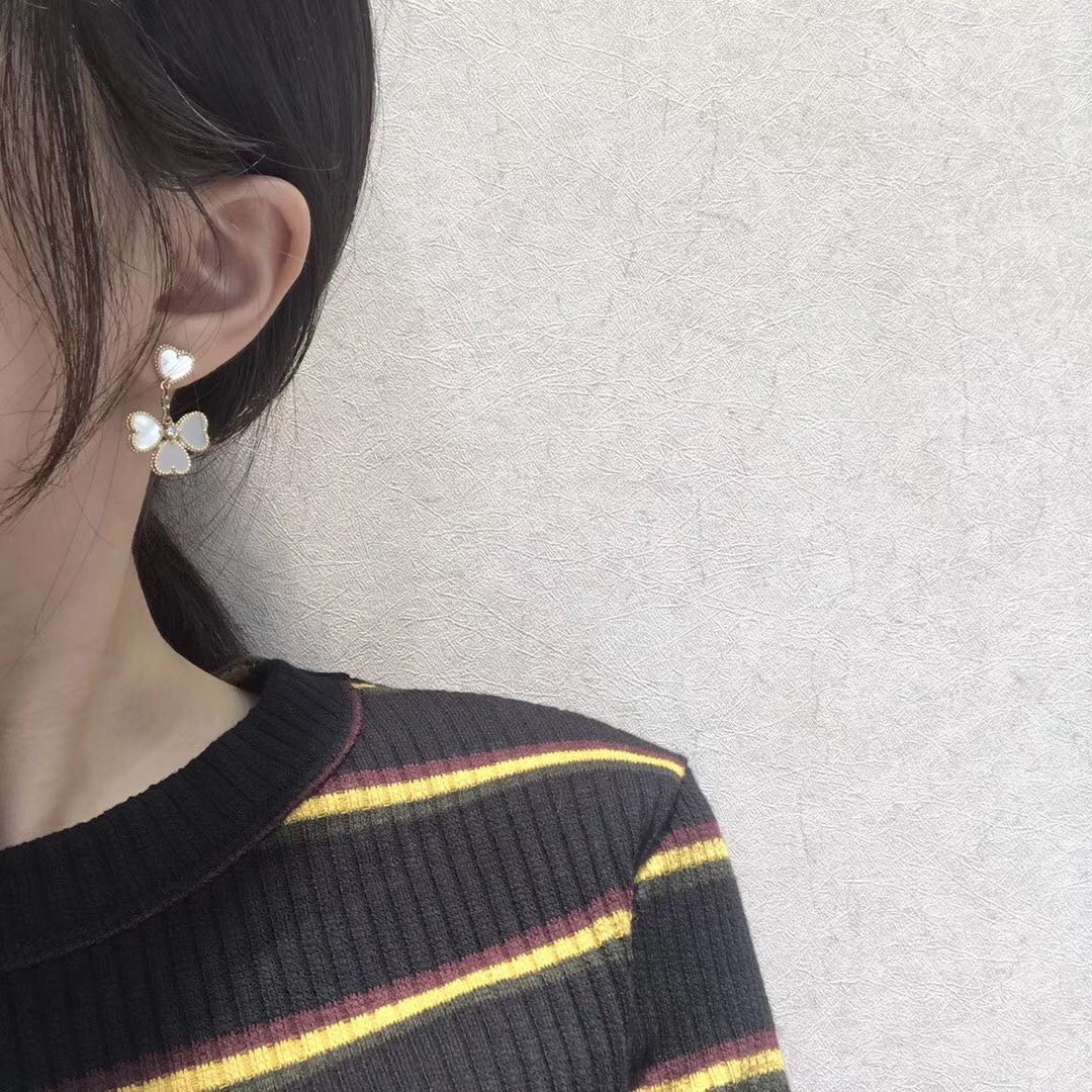 ¡®AuraJewelry¡¯CLOVER SWEET WHITE MOP EARRINGS
