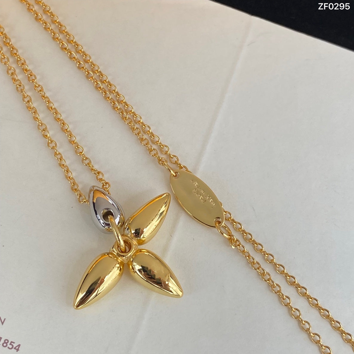 ¡®AuraJewelry¡¯LOUISETTE PEDANT GOLD NECKLACE
