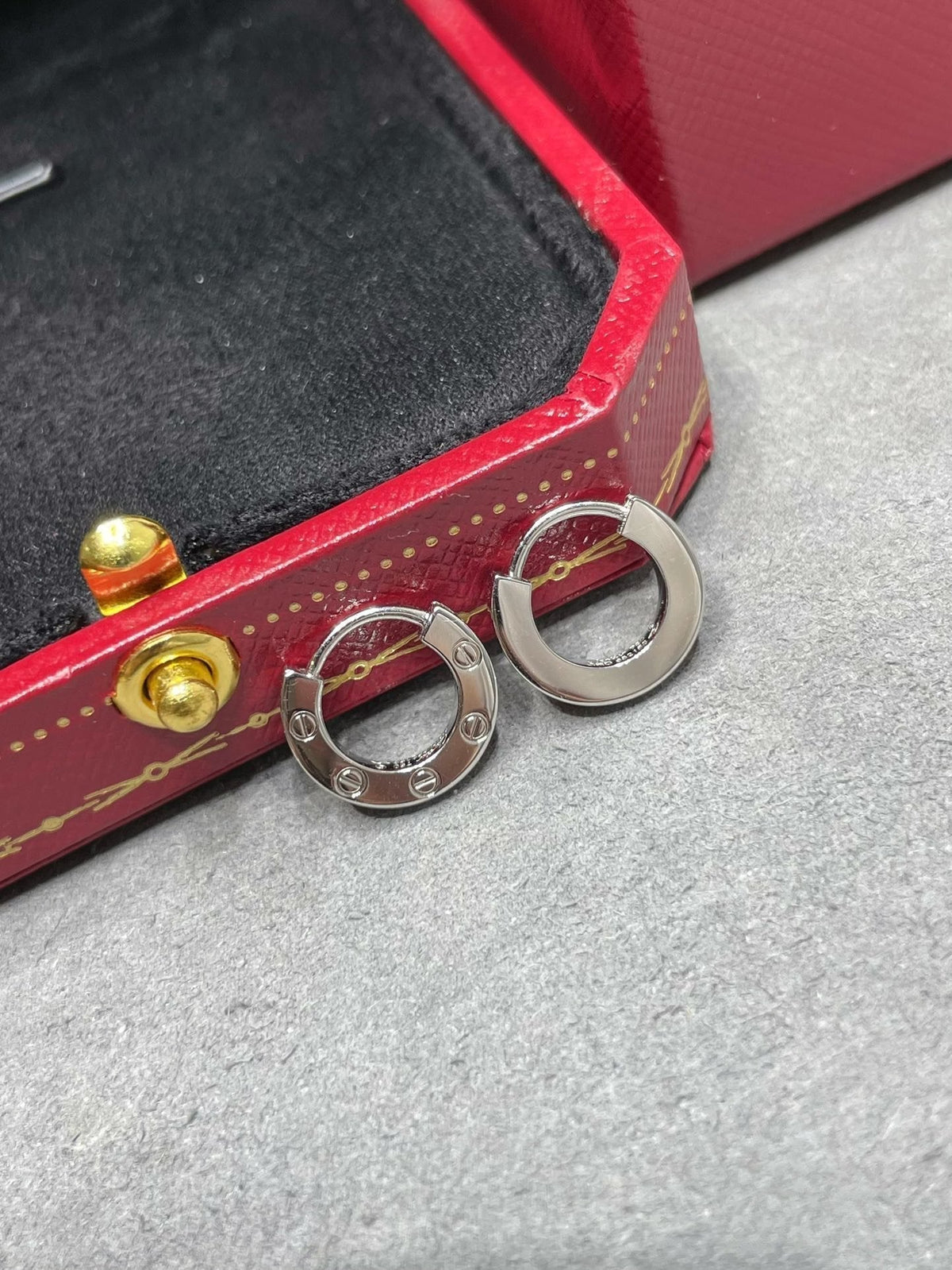 ¡®AuraJewelry¡¯LOVE MINI EARRINGS