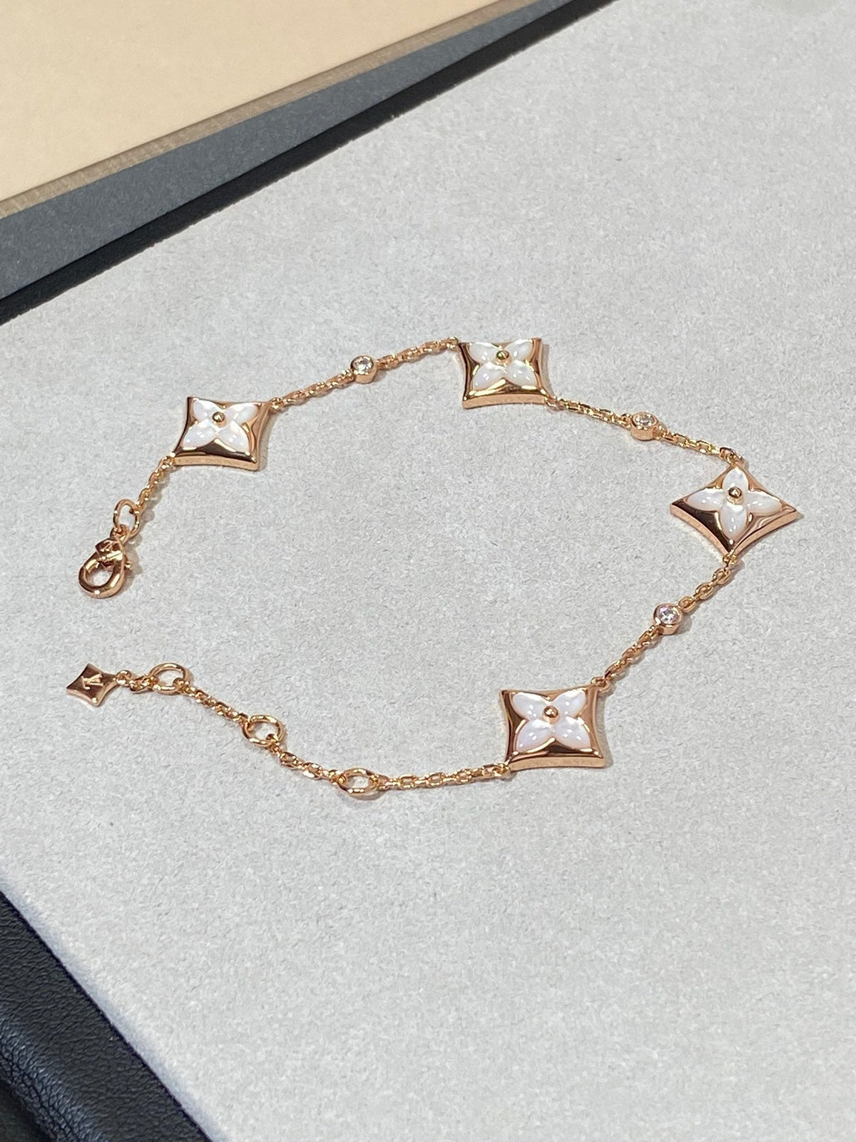¡®AuraJewelry¡¯STAR 4 MOTIF MOP DIAMOND PINK GOLD BRACELET