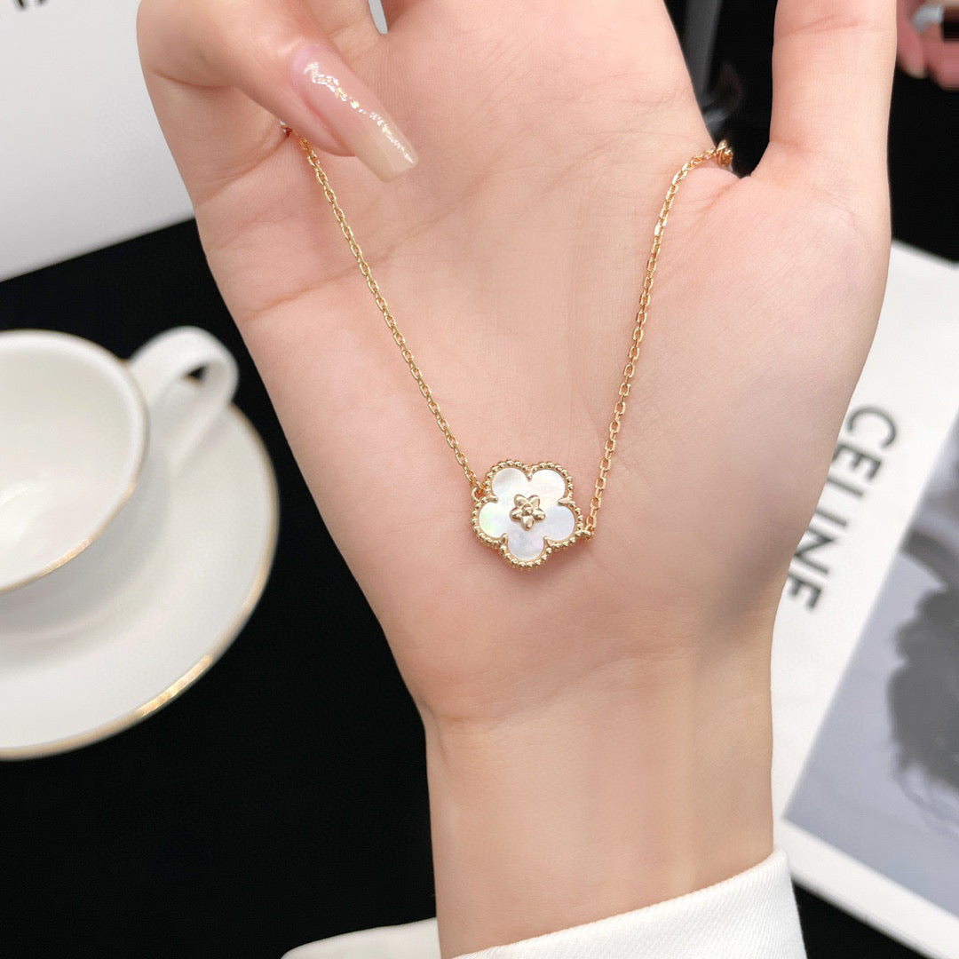 ¡®AuraJewelry¡¯LUCKY WHITE MOP PLUM BLOSSOM NECKLACE