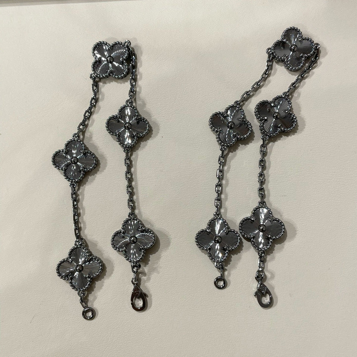 [AuraJewelry]New CLOVER 5 MOTIF BLACK BRACELET