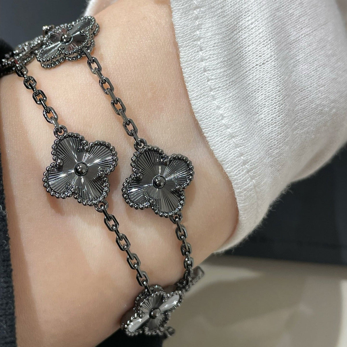 [AuraJewelry]New CLOVER 5 MOTIF BLACK BRACELET