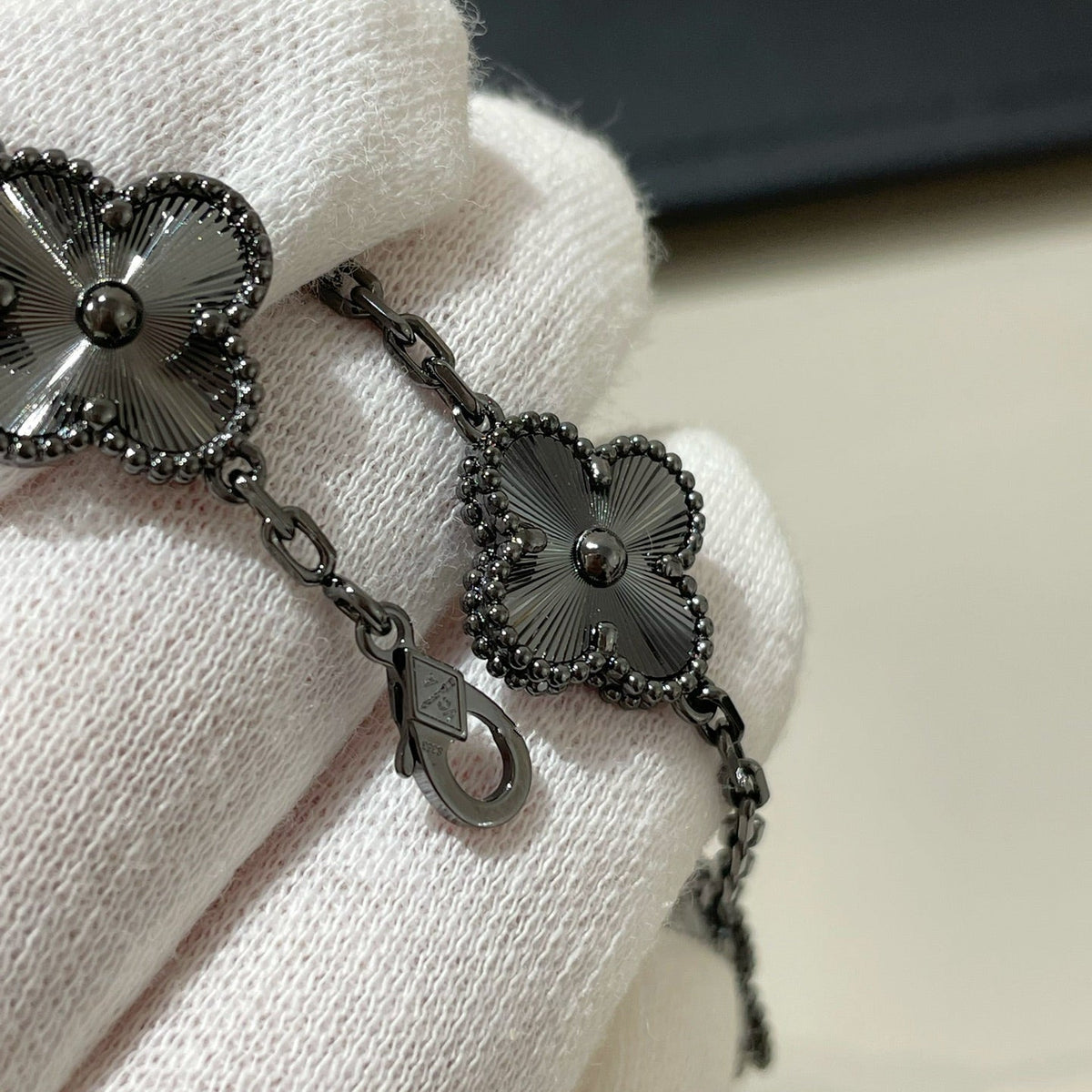 [AuraJewelry]New CLOVER 5 MOTIF BLACK BRACELET