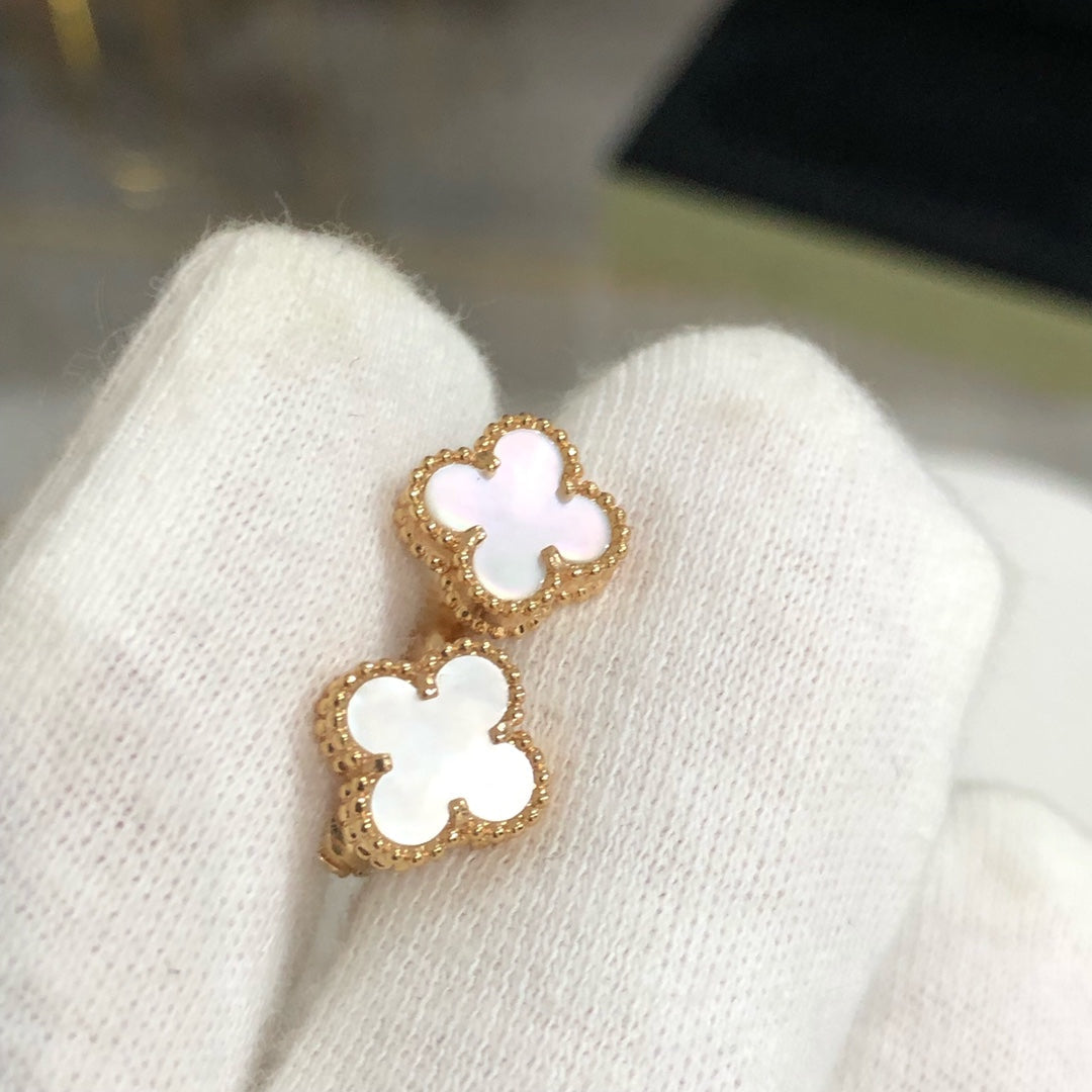 ¡®AuraJewelry¡¯CLOVER MINI GOLD EARRINGS