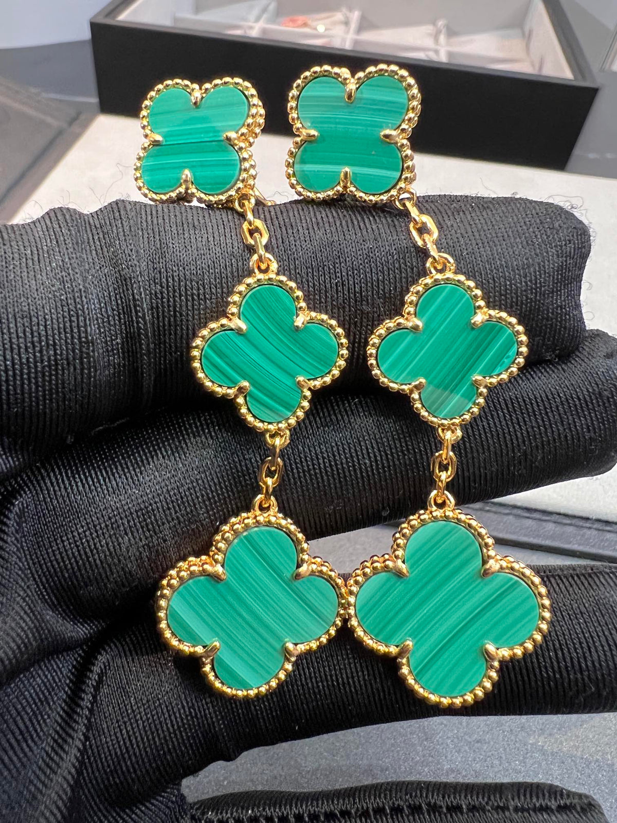 ¡®AuraJewelry¡¯CLOVER MALACHITE 3 MOTIFS GOLD