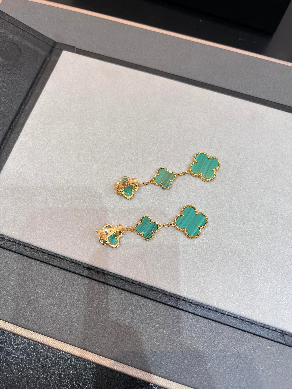 ¡®AuraJewelry¡¯CLOVER MALACHITE 3 MOTIFS GOLD