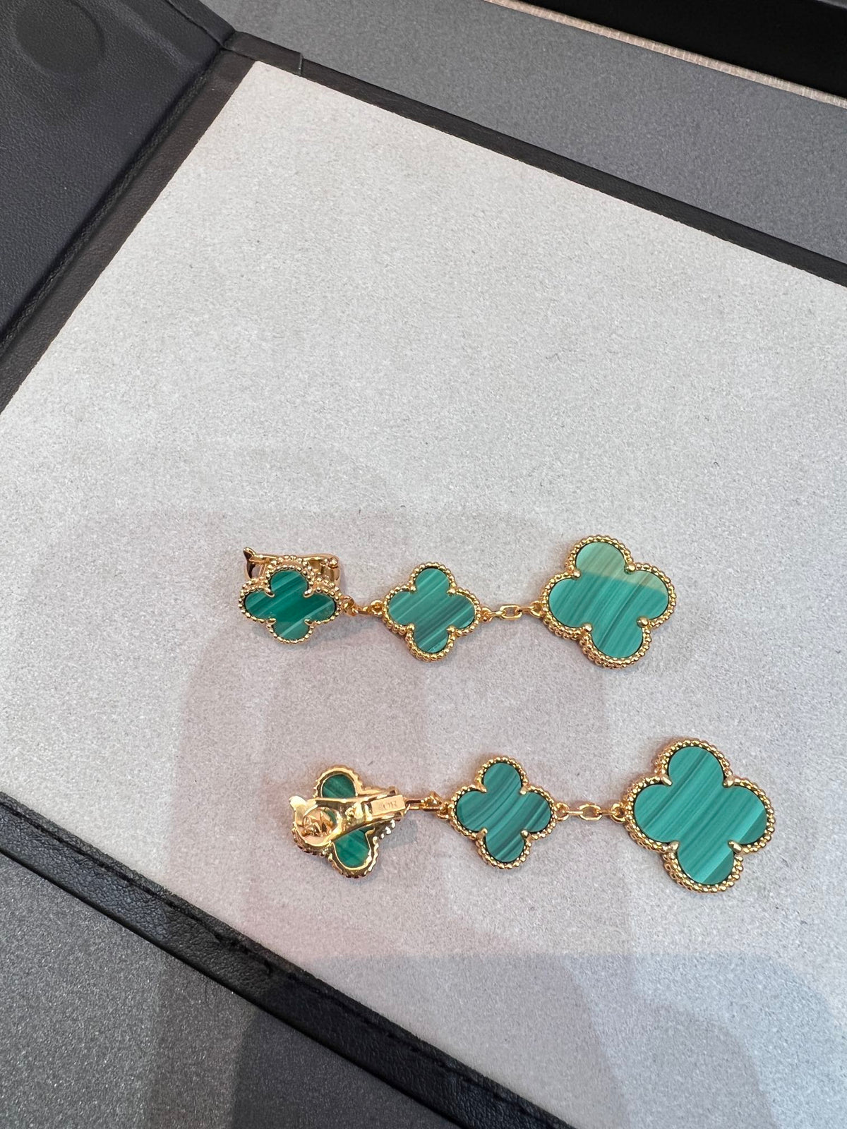 ¡®AuraJewelry¡¯CLOVER MALACHITE 3 MOTIFS GOLD