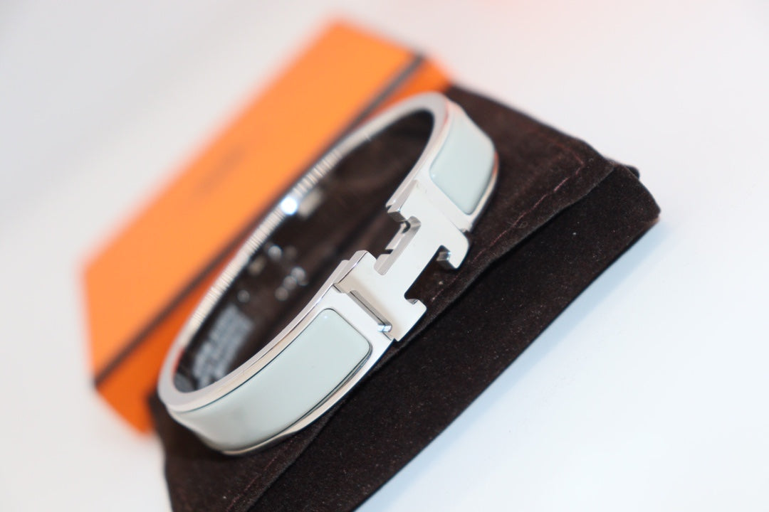 ¡®AuraJewelry¡¯H LIGHT BLUE BRACELET