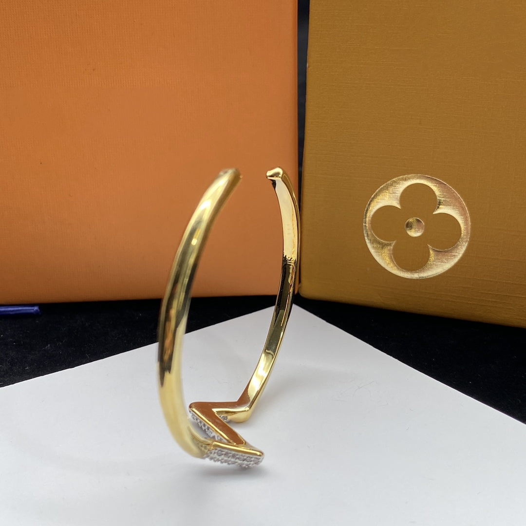 ¡®AuraJewelry¡¯VOLTE UPSITE DOWN DIAMOND GOLD OPEN BRACELET