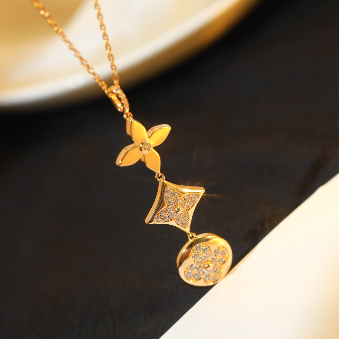 ¡®AuraJewelry¡¯STAR AND SUN DIAMOND PINK GOLD NECKLACE