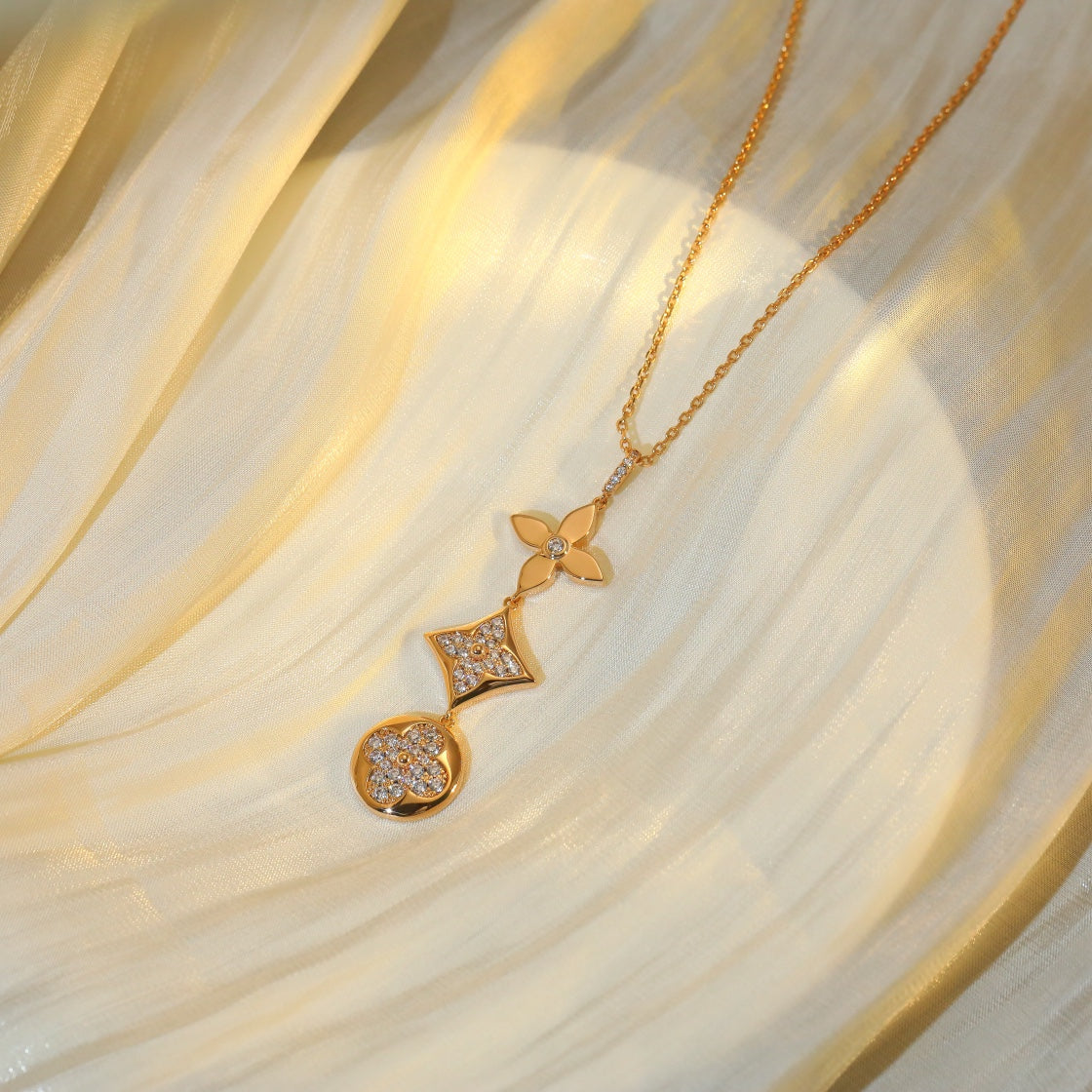 ¡®AuraJewelry¡¯STAR AND SUN DIAMOND PINK GOLD NECKLACE