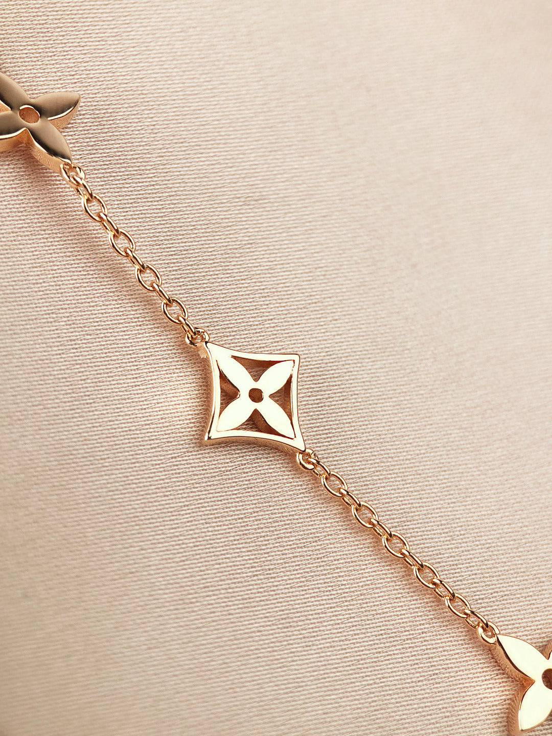 ¡®AuraJewelry¡¯STAR AND SUN 7 MOTIFS GOLD BRACELET