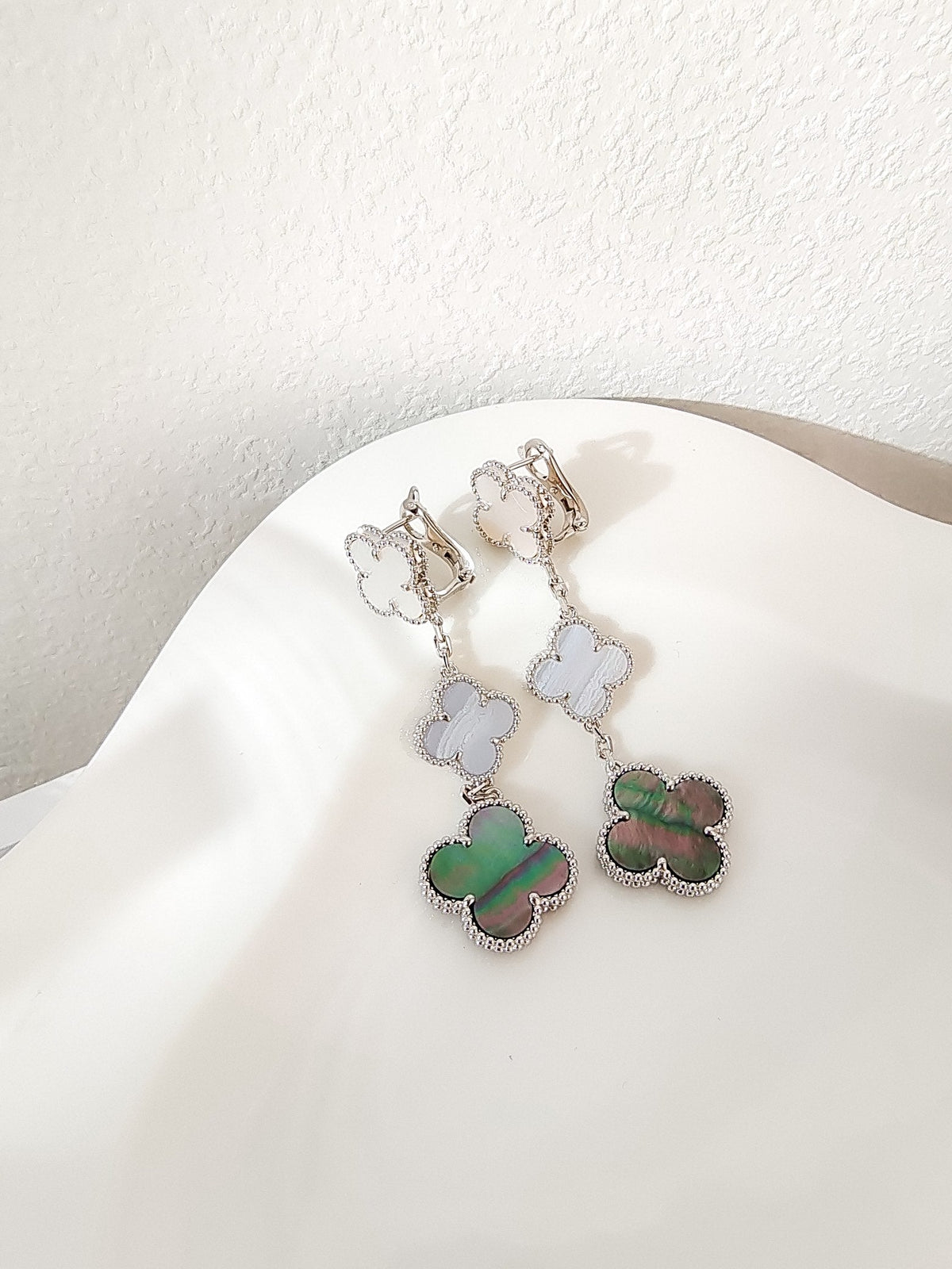 ¡®AuraJewelry¡¯CLOVER 3 MOTIFS CHALCEDONY DARK MOP SILVER EARRINGS