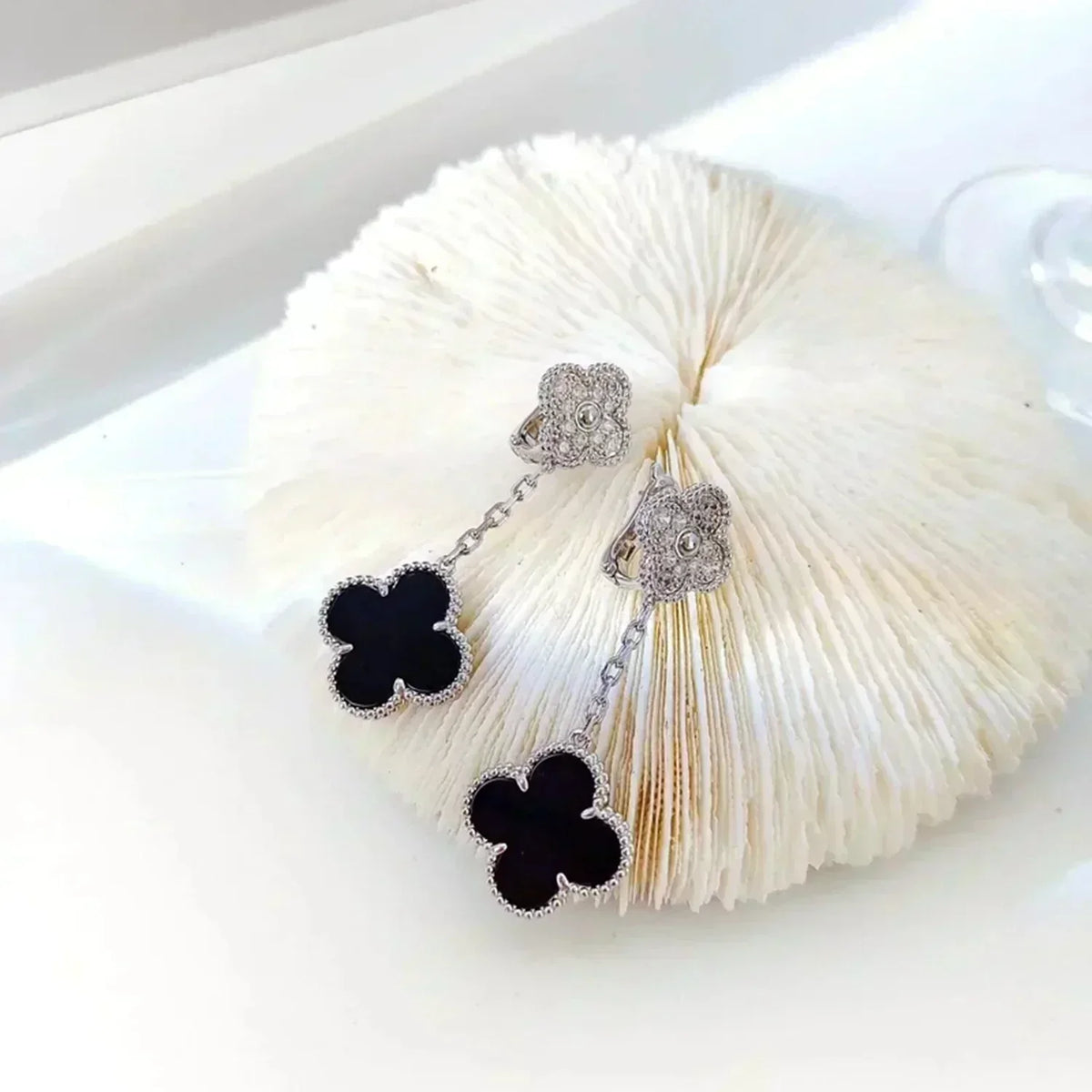 ¡®AuraJewelry¡¯CLOVER 2 MOTIFS  DIAMOND ONYX EARRINGS SILVER