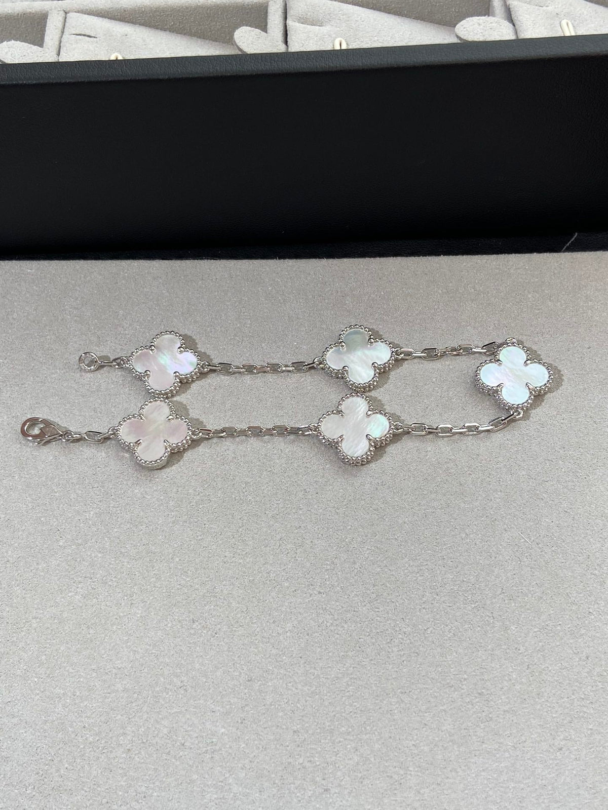 [AuraJewelry]New CLOVER WHITE PEARL MOP 5 MOTIF BRACELET COLLECTION
