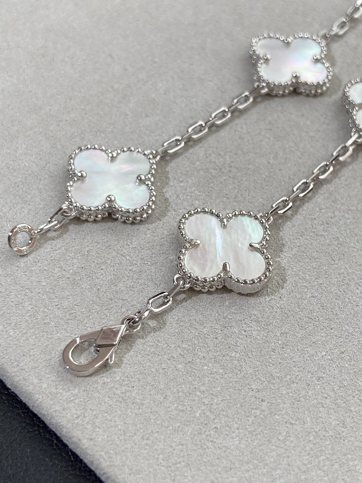 [AuraJewelry]New CLOVER WHITE PEARL MOP 5 MOTIF BRACELET COLLECTION