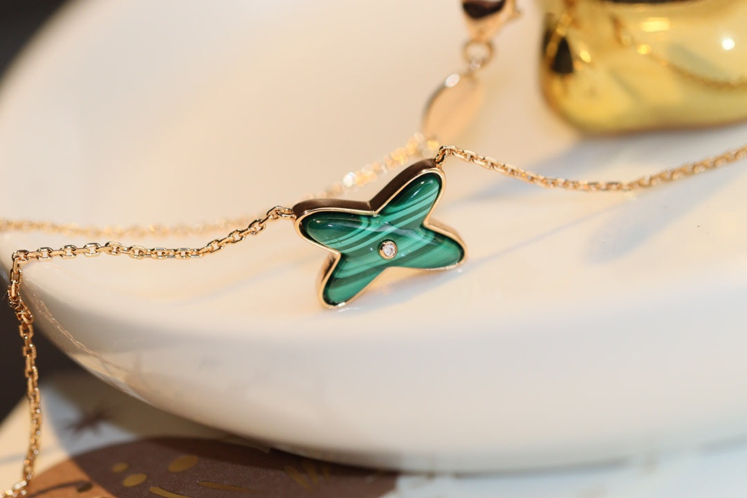 ¡®AuraJewelry¡¯JEUX MALACHITE 1 DIAMOND PINK GOLD NECKLACE