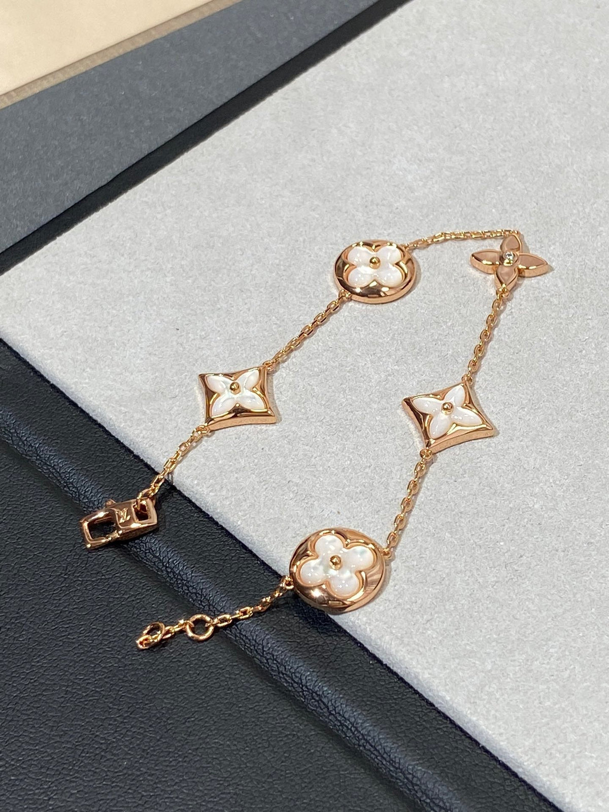 ¡®AuraJewelry¡¯STAR AND SUN 5 MOTIF MOP PINK GOLD BRACELET