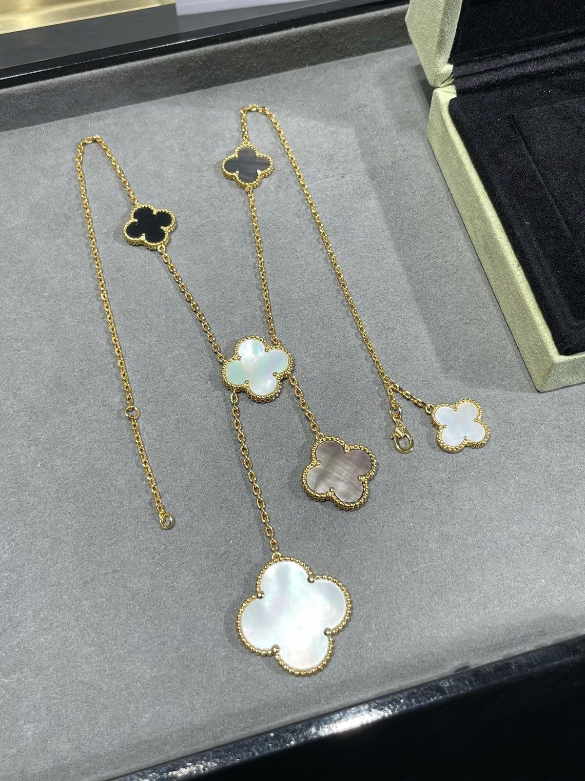 ¡®AuraJewelry¡¯CLOVER 6 MOTIF MOP ONYX GOLD NECKLACE