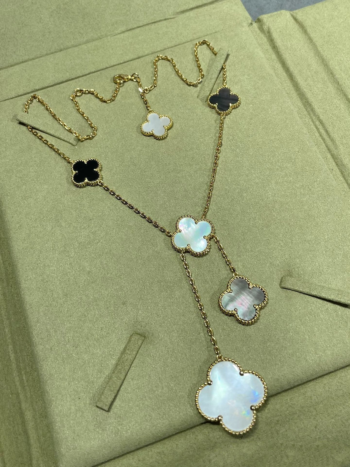 ¡®AuraJewelry¡¯CLOVER 6 MOTIF MOP ONYX GOLD NECKLACE