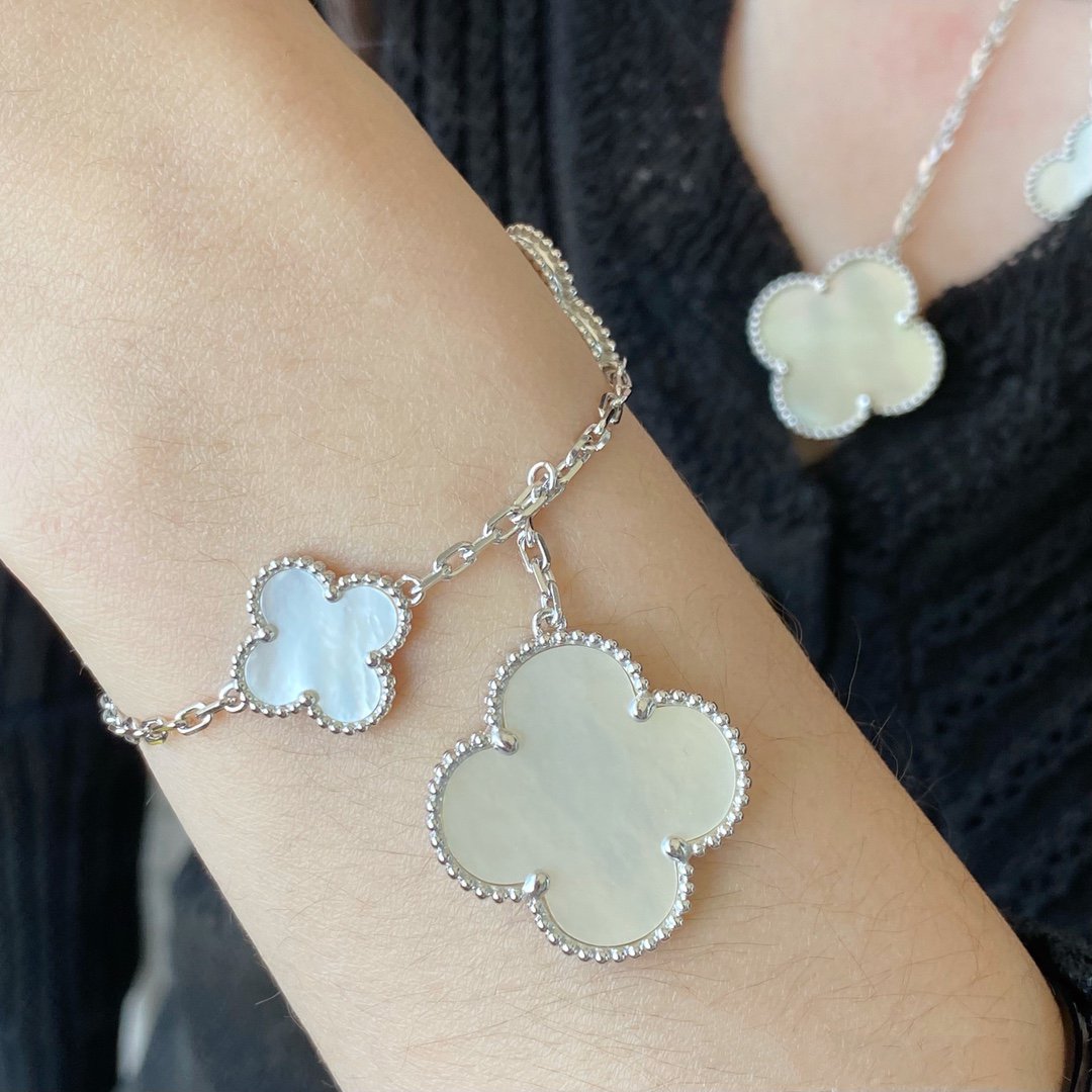¡®AuraJewelry¡¯CLOVER 5 MOTIF WHITE MOP SILVER BRACELET