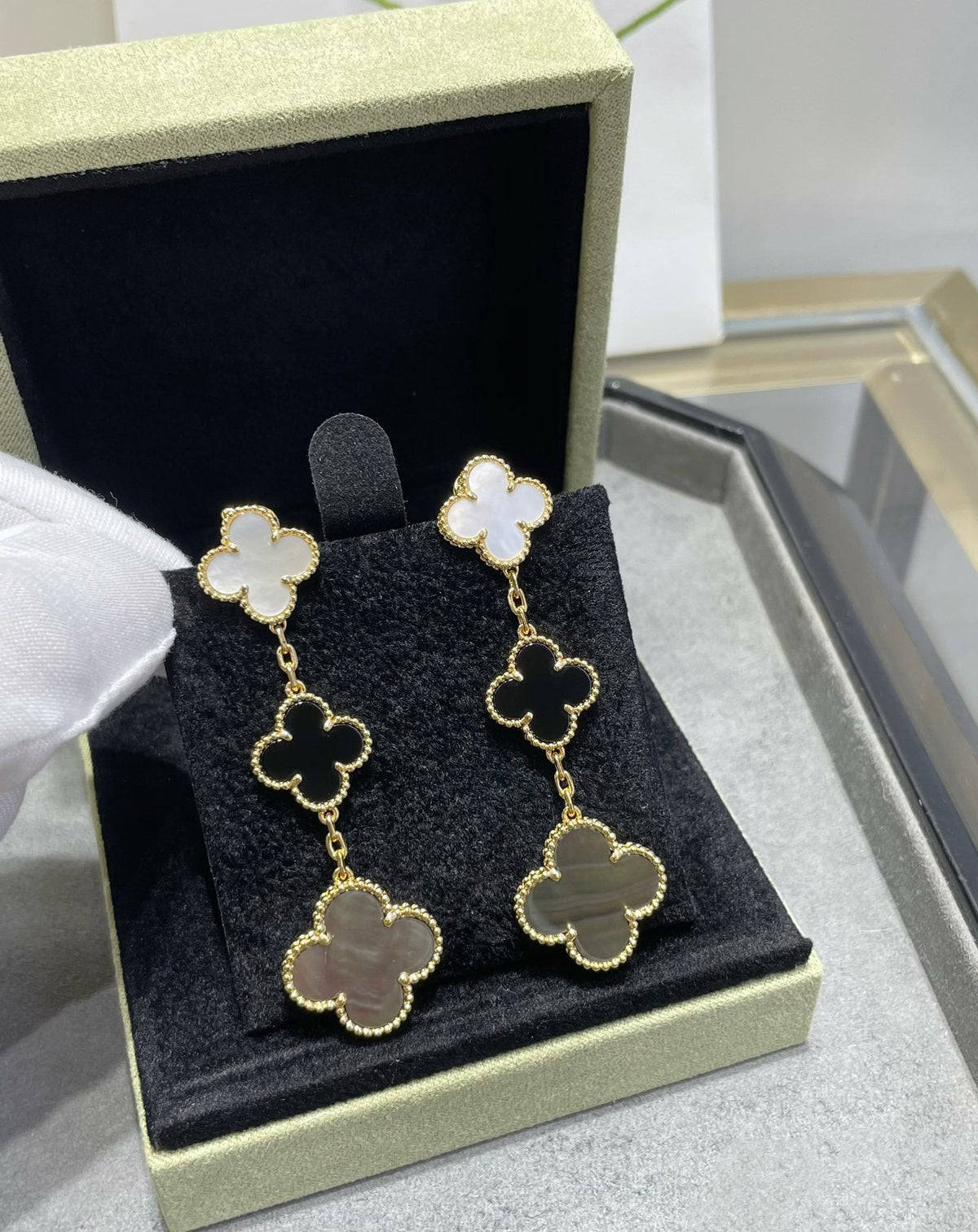 ¡®AuraJewelry¡¯CLOVER 3 MOTIF MOP ONYX DARK MOP PINK GOLD EARRINGS
