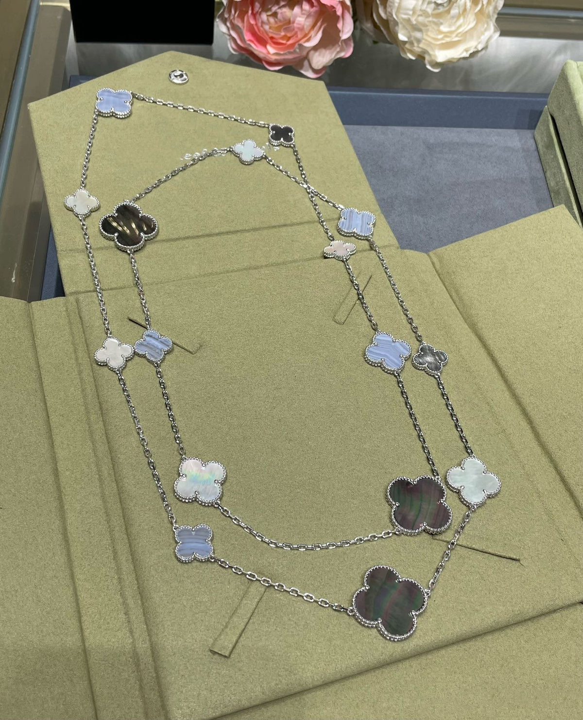 ¡®AuraJewelry¡¯CLOVER 16 MOTIF CHALCEDONY MOP SILVER NECKLACE