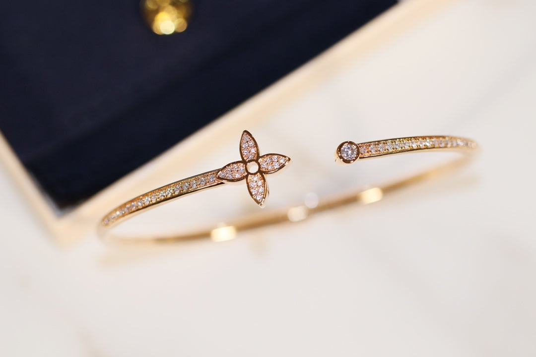 ¡®AuraJewelry¡¯IDYLLE GOLD OPEN BRACELET DIAMOND PAVED