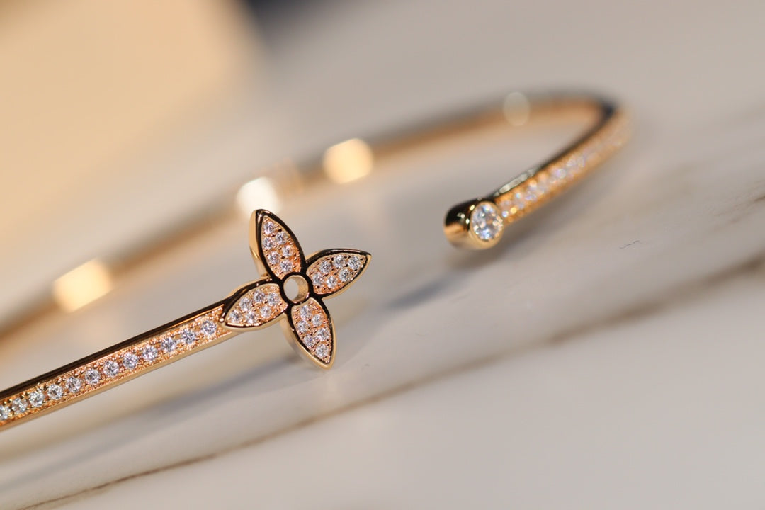 ¡®AuraJewelry¡¯IDYLLE GOLD OPEN BRACELET DIAMOND PAVED