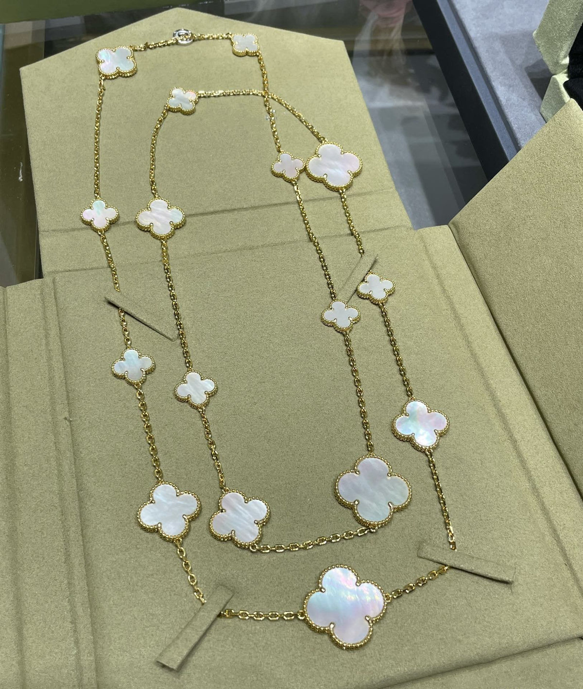 ¡®AuraJewelry¡¯CLOVER 16 MOTIF WHITE MOP GOLD NECKLACE