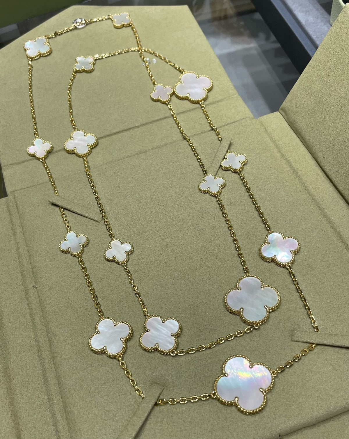 ¡®AuraJewelry¡¯CLOVER 16 MOTIF WHITE MOP GOLD NECKLACE