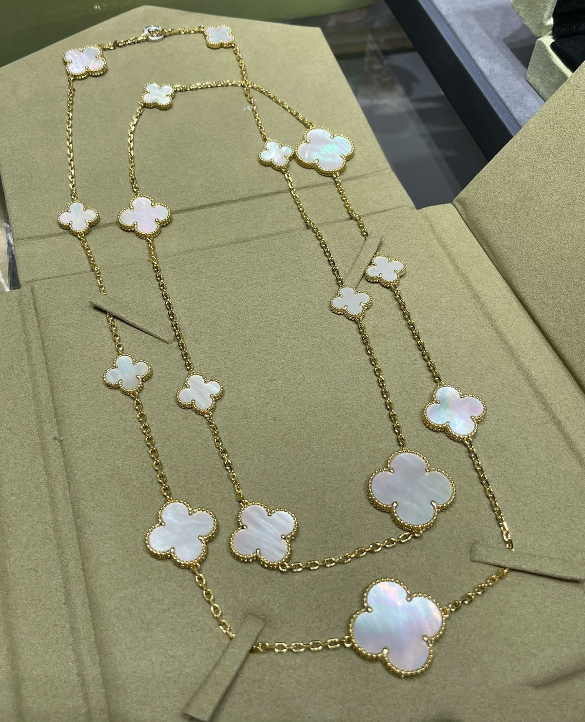 ¡®AuraJewelry¡¯CLOVER 16 MOTIF WHITE MOP GOLD NECKLACE