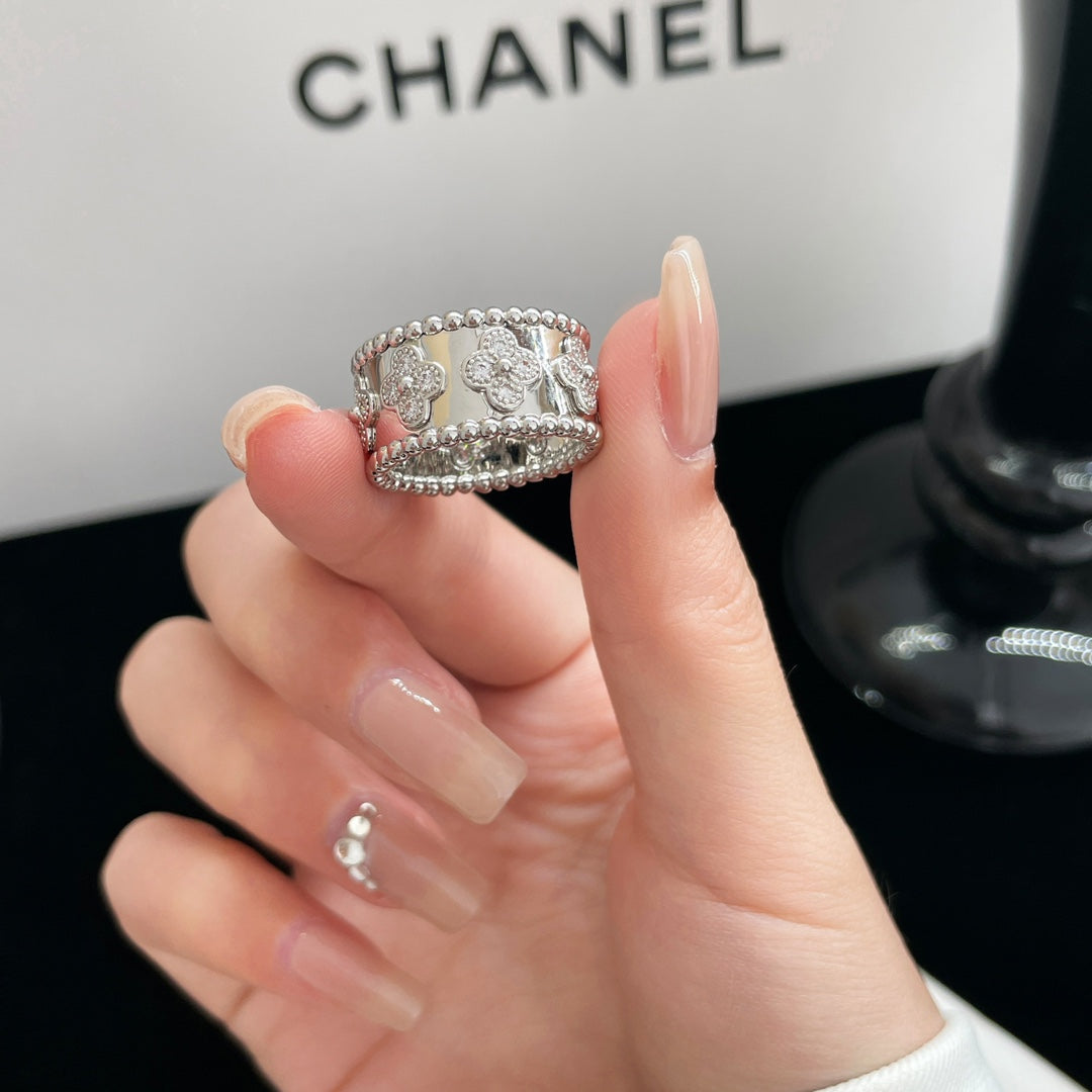 ¡®AuraJewelry¡¯PERLEE DIAMOND LARGE RING