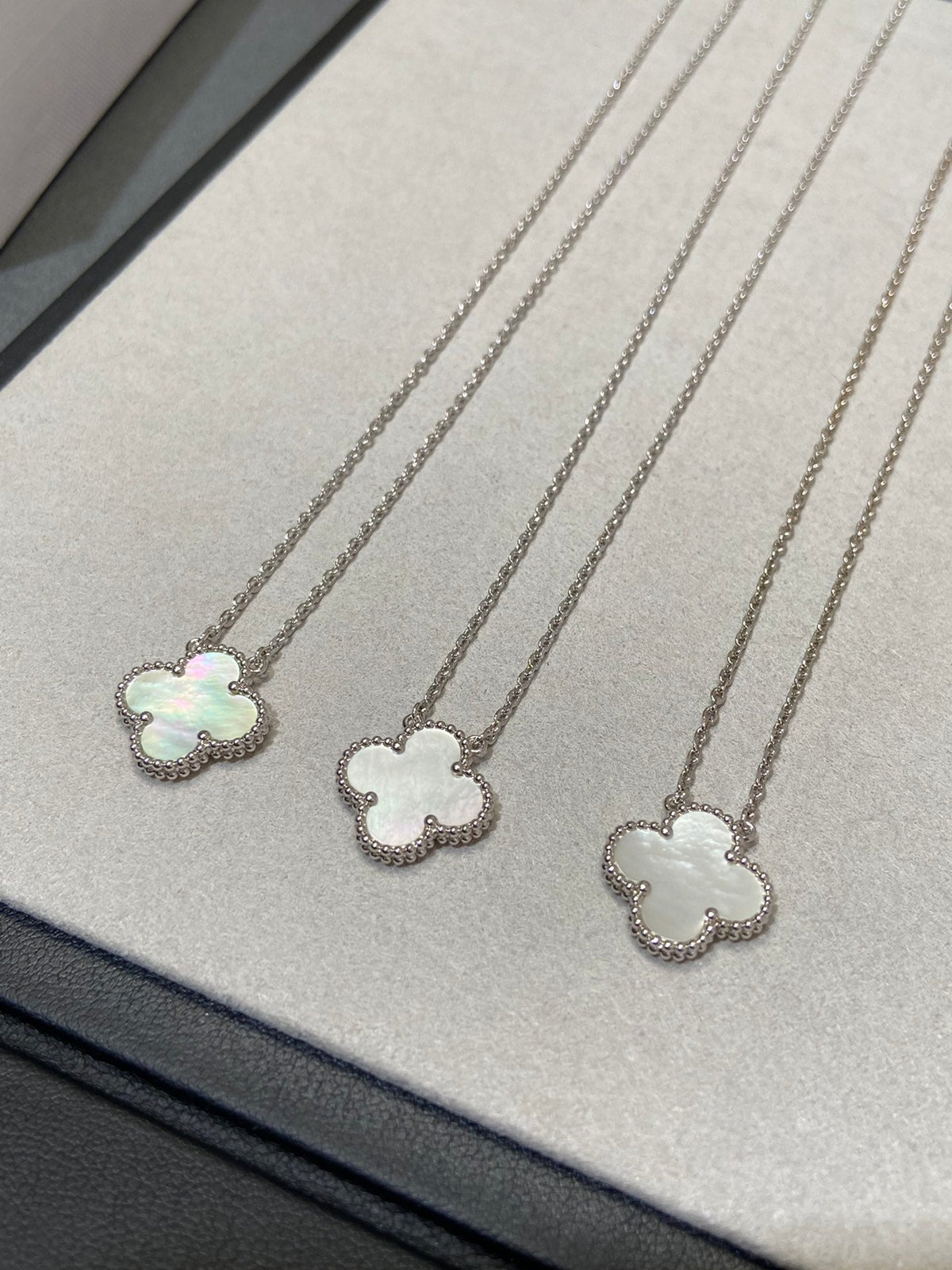 ¡®AuraJewelry¡¯CLOVER MEDIUM SILVER WHITE MOP NECKLACE