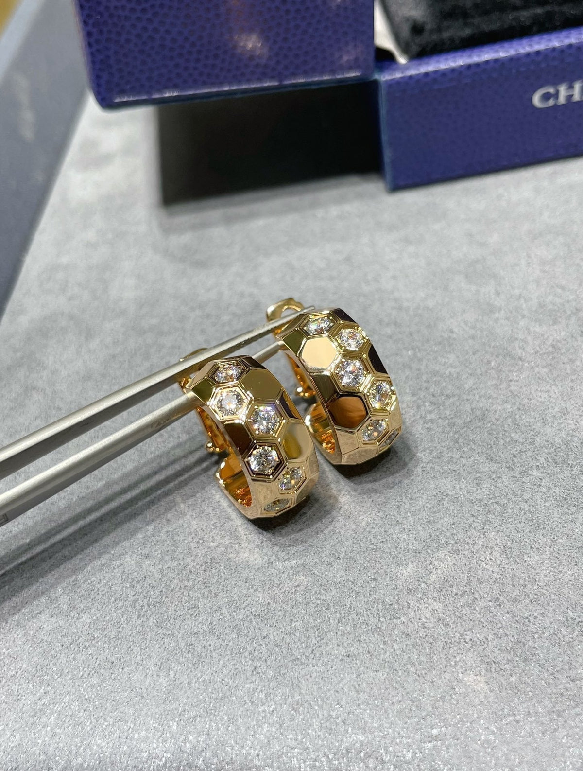 ¡®AuraJewelry¡¯BEE LOVE DIAMOND HOOP EARRINGS