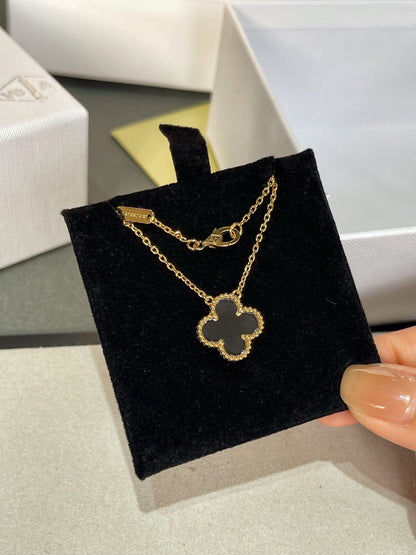¡®AuraJewelry¡¯CLOVER ROCK CRYSTAL ROSE GOLD NECKLACE