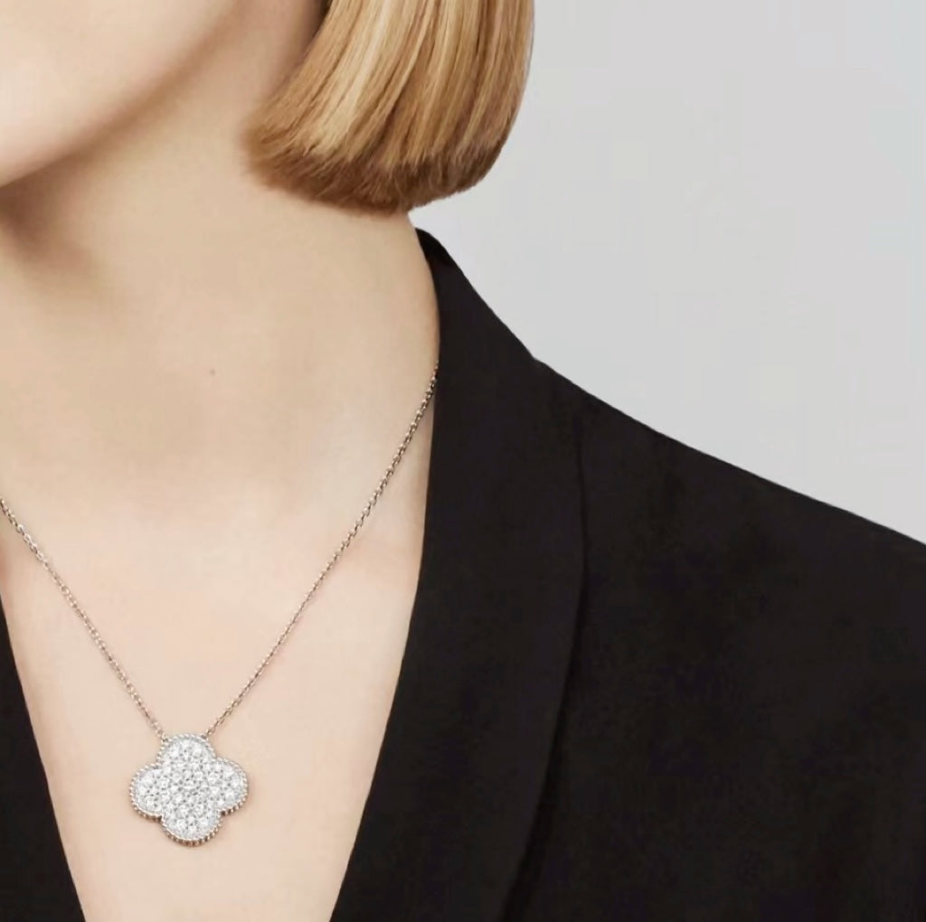 ¡®AuraJewelry¡¯CLOVER 25MM LARGE PENDANT DIAMOND PAVED SILVER NECKLACE