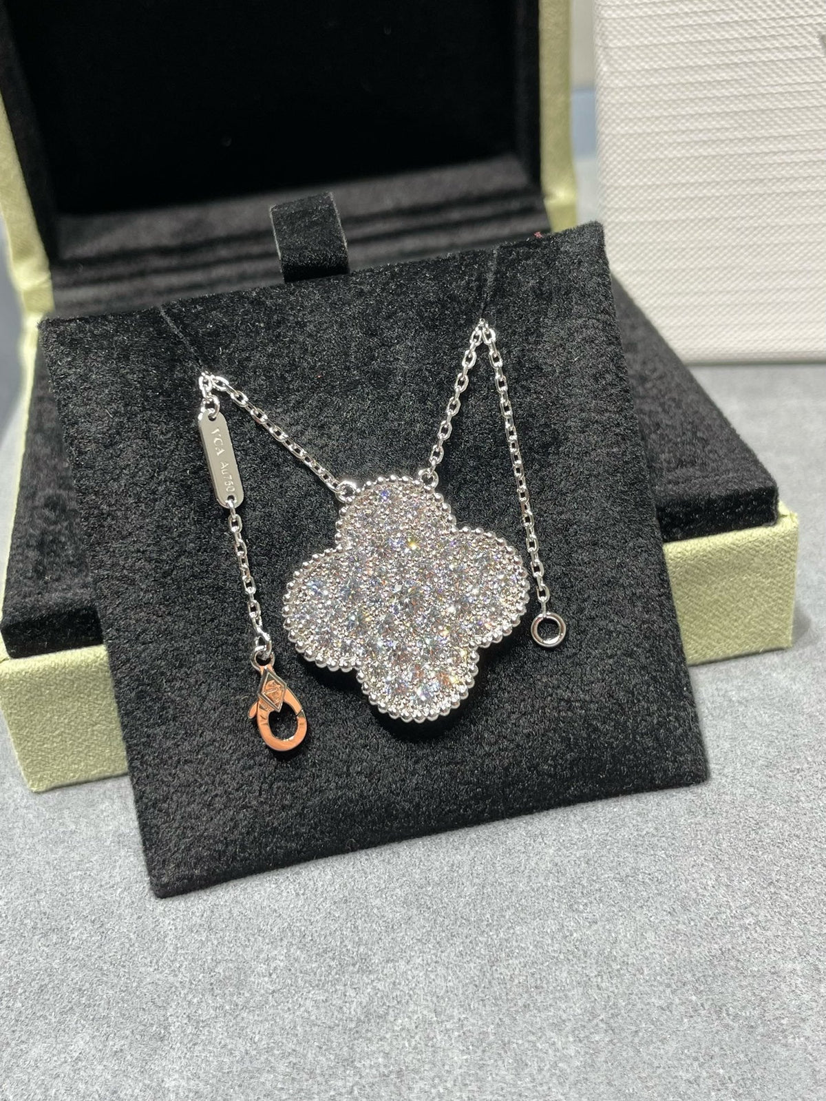 ¡®AuraJewelry¡¯CLOVER 25MM LARGE PENDANT DIAMOND PAVED SILVER NECKLACE