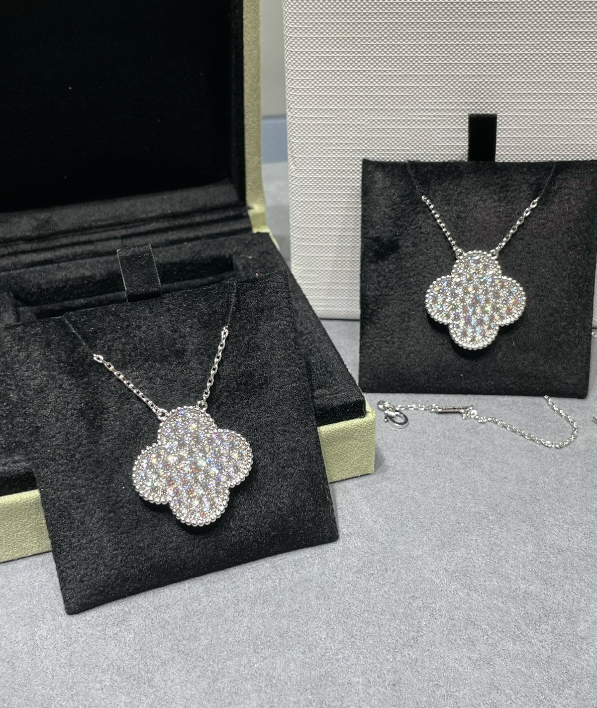 ¡®AuraJewelry¡¯CLOVER 25MM LARGE PENDANT DIAMOND PAVED SILVER NECKLACE