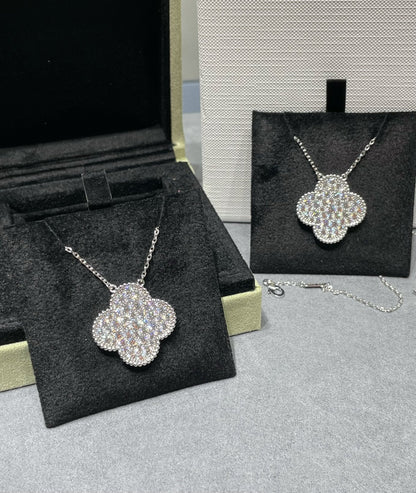 ¡®AuraJewelry¡¯CLOVER 25MM LARGE PENDANT DIAMOND PAVED SILVER NECKLACE