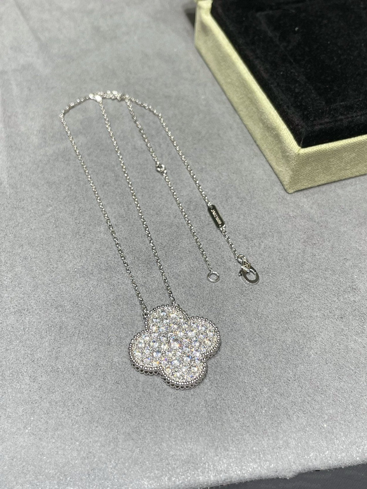 ¡®AuraJewelry¡¯CLOVER 25MM LARGE PENDANT DIAMOND PAVED SILVER NECKLACE