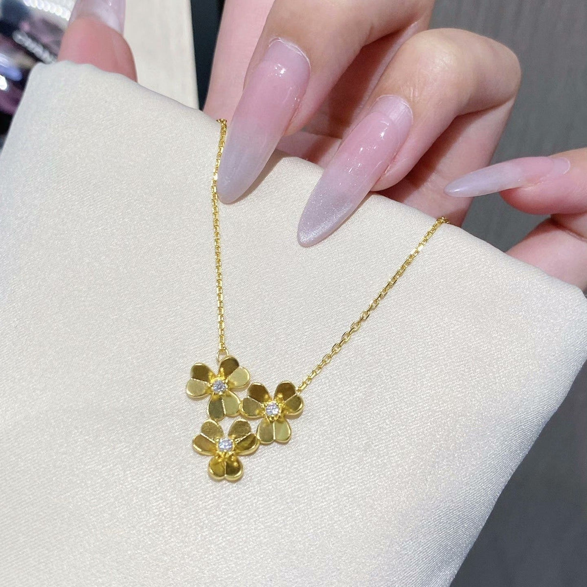 ¡®AuraJewelry¡¯FRIVOLE ROSE GOLD FLOWER DIAMOND NECKLACE