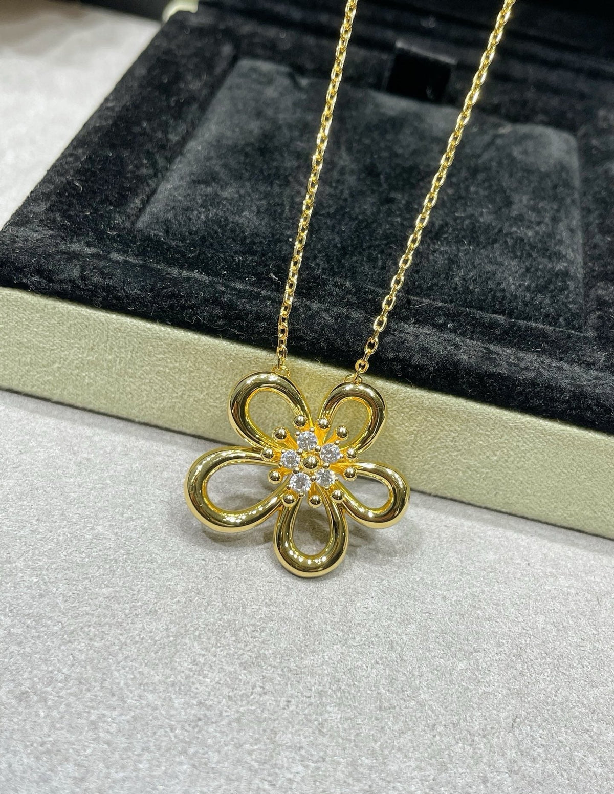 [AuraJewelry] Flower Jewelry Set with Diamond Center