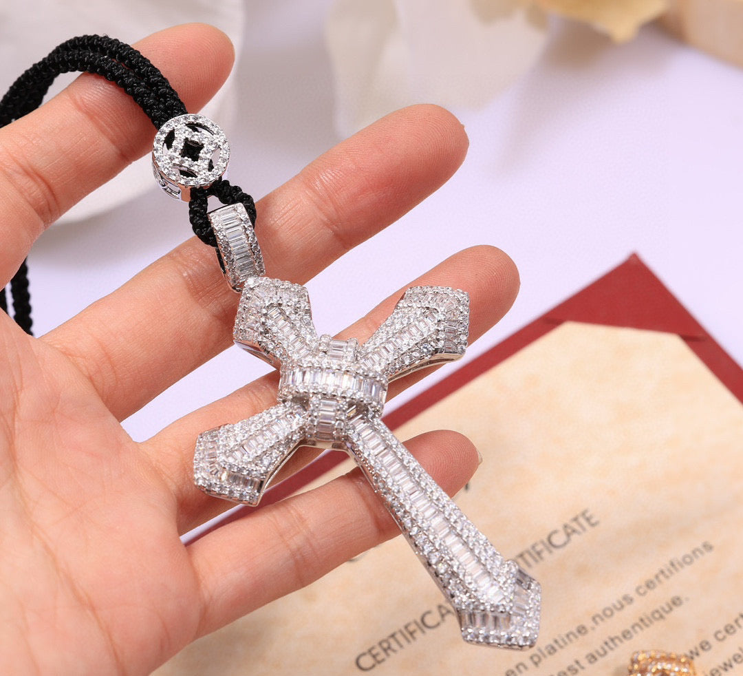 ¡®AuraJewelry¡¯Pave Cross Pendant Necklace