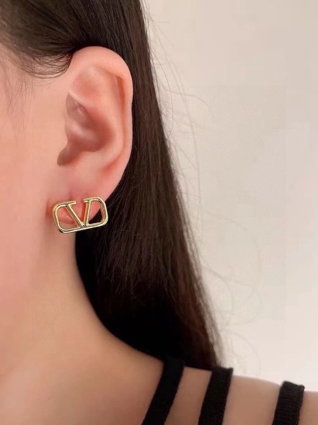 [AuraJewelry]Gold V-shaped stud earrings