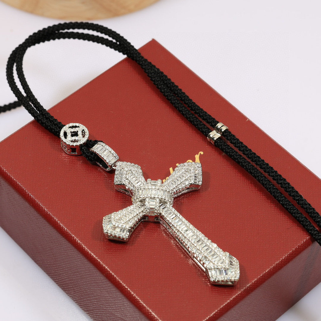¡®AuraJewelry¡¯Pave Cross Pendant Necklace