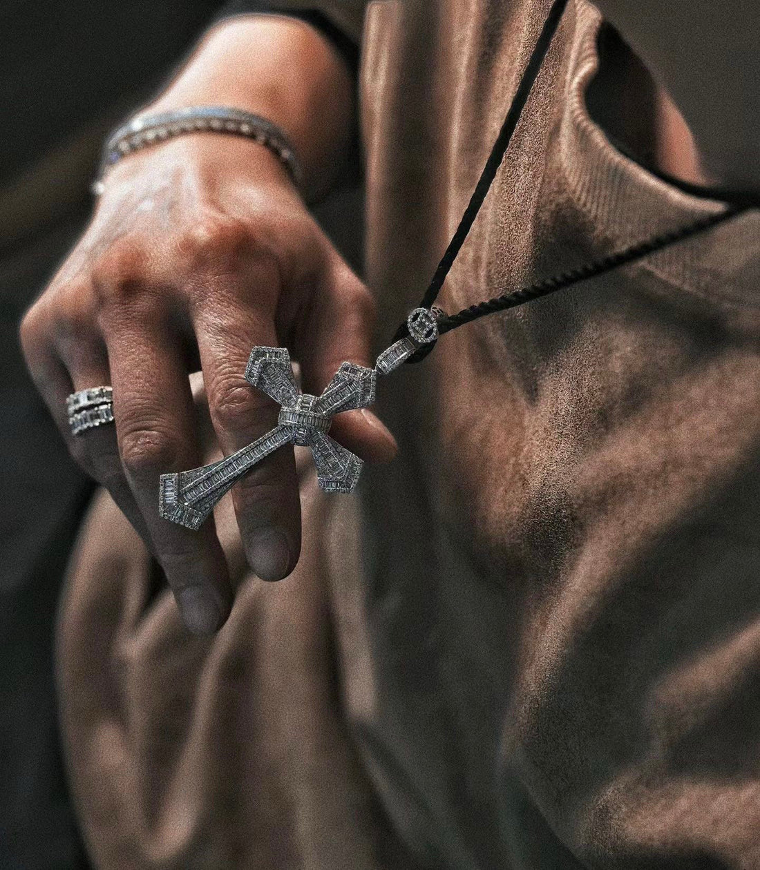 ¡®AuraJewelry¡¯Pave Cross Pendant Necklace