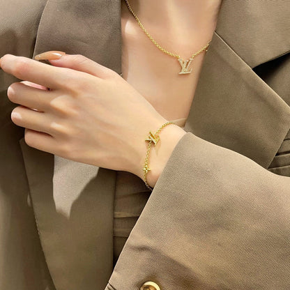 ¡®AuraJewelry¡¯LOGO STAR MOTIF GOLD BRACELET