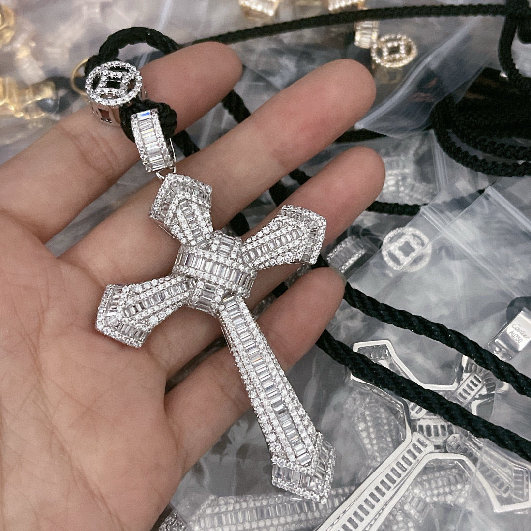 ¡®AuraJewelry¡¯Pave Cross Pendant Necklace